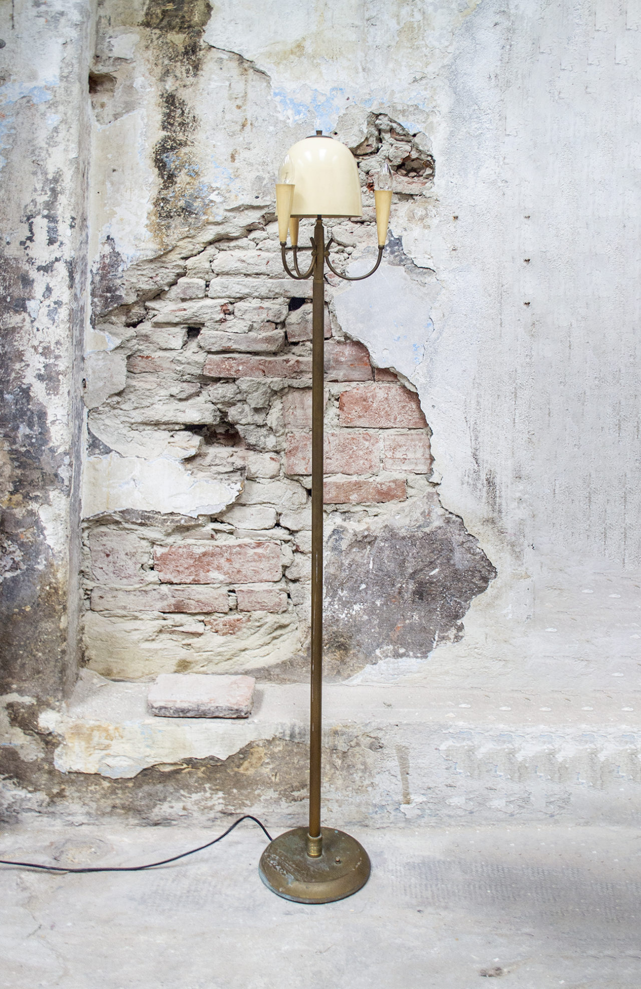 Lampada da terra in ottone Anni '50